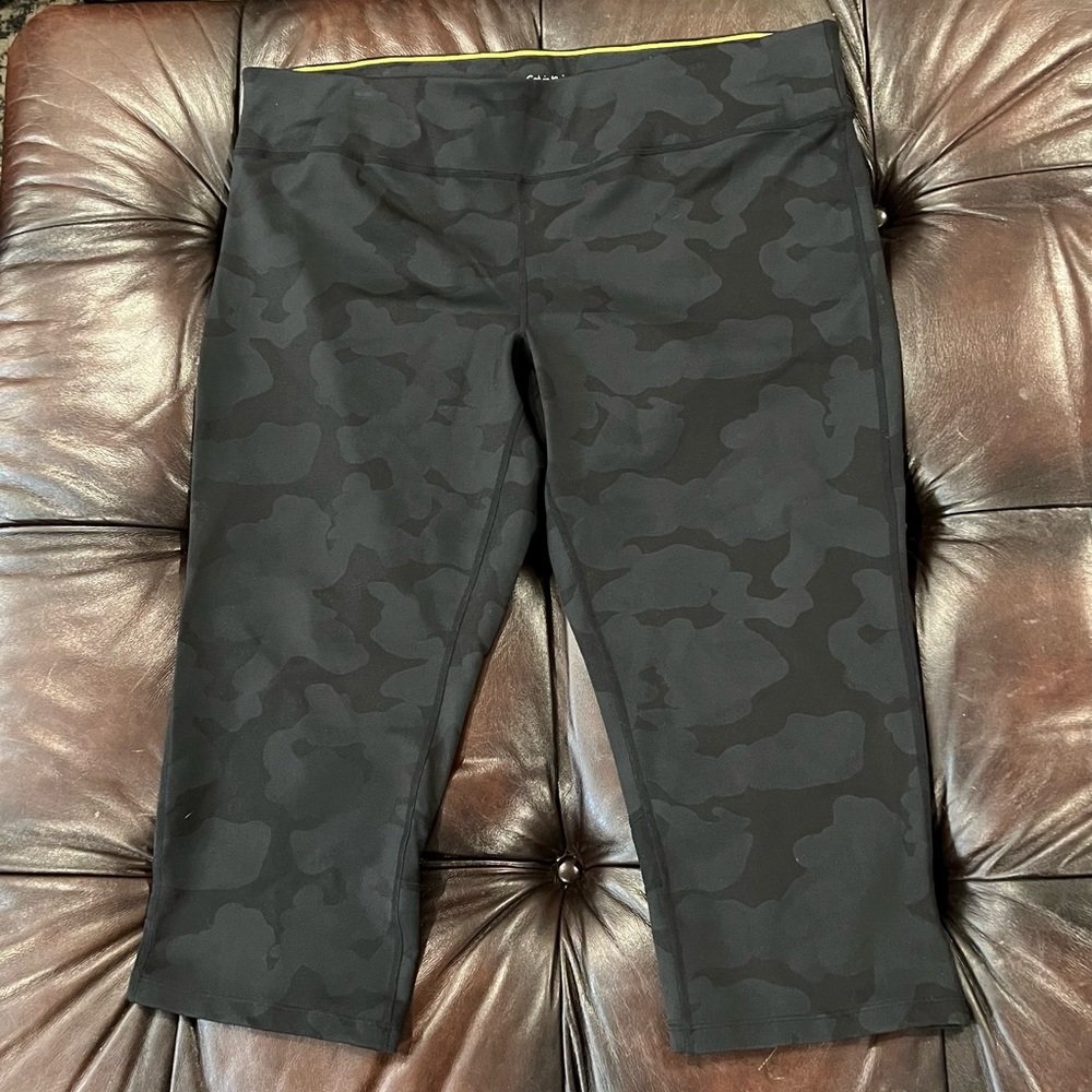 Cropped Camouflage Leggings Size 3X